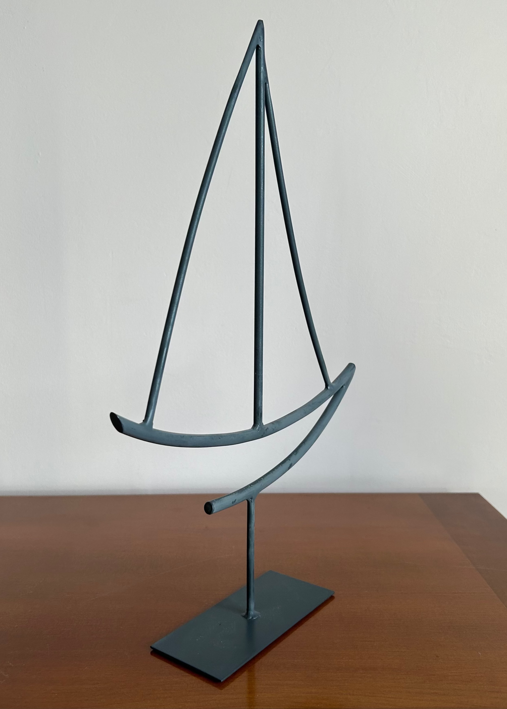 Minimalistisk handgjord segelbåt | "Wind"